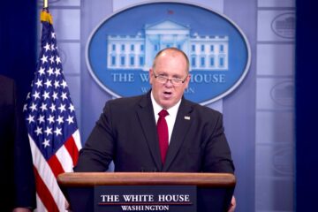 Fotografía de archivo fechada el 28 de junio de 2017, del director interino de Inmigración y Aduanas Thomas Homan hablando sobre las políticas de inmigración de la administración Trump durante una conferencia de prensa en la sala de prensa James Brady de la Casa Blanca en Washington (EE.UU.). El presidente electo de Estados Unidos, el republicano Donald Trump, nombrará como su nuevo "zar de la frontera", para aplicar su férrea política de control fronterizo a Tom Homan, quien ya formó parte del equipo del expresidente en su anterior mandato (2017-2021). EFE/MICHAEL REYNOLDS/ARCHIVO