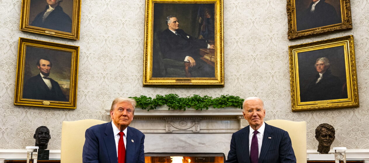 El presidente de los Estados Unidos, Joe Biden, y el presidente electo, Donald Trump, durante su reunión en la Oficina Oval de la Casa Blanca en Washington, DC, EE.UU. EFE/EPA/AL DRAGO / POOL