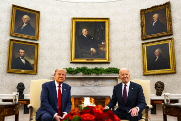 El presidente de los Estados Unidos, Joe Biden, y el presidente electo, Donald Trump, durante su reunión en la Oficina Oval de la Casa Blanca en Washington, DC, EE.UU. EFE/EPA/AL DRAGO / POOL