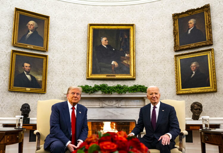 El presidente de los Estados Unidos, Joe Biden, y el presidente electo, Donald Trump, durante su reunión en la Oficina Oval de la Casa Blanca en Washington, DC, EE.UU. EFE/EPA/AL DRAGO / POOL