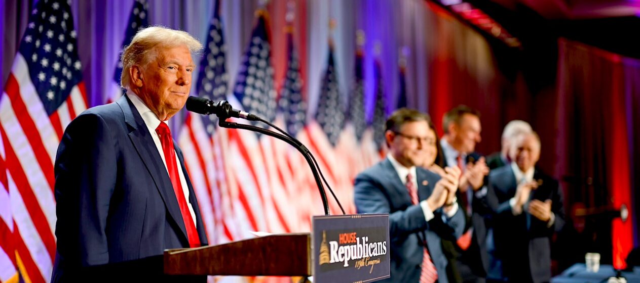 Fotografía divulgada por Team Trump donde aparece el presidente electo de Estados Unidos, Donald Trump (i), hablando durante una reunión con legisladores republicanos celebrada este miércoles en Washington (EE.UU.). El presidente electo de Estados Unidos, Donald Trump, destacó que la "política es dura" en su regreso a la Casa Blanca, aunque agradeció al actual mandatario, Joe Biden, sus esfuerzos para asegurar una transición pacífica. EFE/Team Trump /