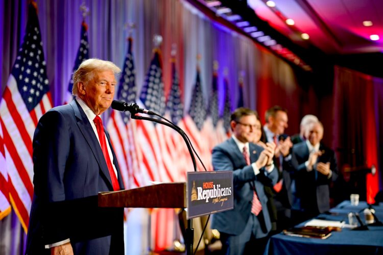 Fotografía divulgada por Team Trump donde aparece el presidente electo de Estados Unidos, Donald Trump (i), hablando durante una reunión con legisladores republicanos celebrada este miércoles en Washington (EE.UU.). El presidente electo de Estados Unidos, Donald Trump, destacó que la "política es dura" en su regreso a la Casa Blanca, aunque agradeció al actual mandatario, Joe Biden, sus esfuerzos para asegurar una transición pacífica. EFE/Team Trump /