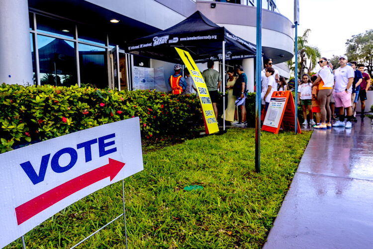 Centro de Votación en  Miami-Dade, Florida, USA, 03 November 2024. (Elecciones) EFE/EPA/CRISTOBAL HERRERA-ULASHKEVICH