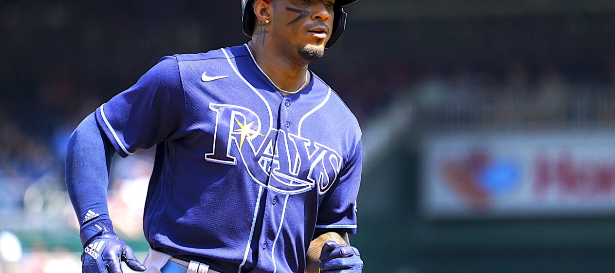 Fotografía de archivo fechada el 05 de abril de 2023 del jugador de los Tampa Bay Rays, Wander Franco, durante el partido de Grandes Ligas de Béisbol entre los Nacionales de Washington y los Tampa Bay Rays, en Washington (EE.UU.). El dominicano Wander Franco, campocorto de los Rays de Tampa Bay de las Grandes Ligas, fue detenido este lunes en la provincia de San Juan, en el suroeste de la República Dominicana, tras verse involucrado en una pelea que incluyó a varias personas y cuyos motivos son investigados por las autoridades. EFE/EPA/SHAWN THEW /ARCHIVO