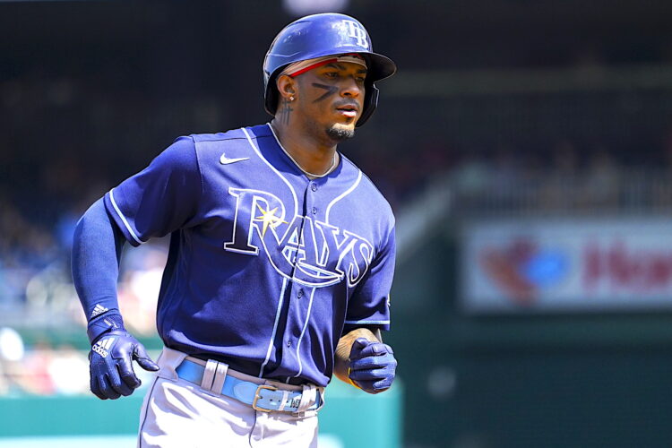 Fotografía de archivo fechada el 05 de abril de 2023 del jugador de los Tampa Bay Rays, Wander Franco, durante el partido de Grandes Ligas de Béisbol entre los Nacionales de Washington y los Tampa Bay Rays, en Washington (EE.UU.). El dominicano Wander Franco, campocorto de los Rays de Tampa Bay de las Grandes Ligas, fue detenido este lunes en la provincia de San Juan, en el suroeste de la República Dominicana, tras verse involucrado en una pelea que incluyó a varias personas y cuyos motivos son investigados por las autoridades. EFE/EPA/SHAWN THEW /ARCHIVO