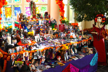 Fotografía de un altar compuesto por decorados con calaveras de azúcar, catrinas, pan de muerto, velas, papel picado y figuras mexicanas como alebrijes, colocado este jueves en la Casa Blanca en Washington (EE.UU.). Empleados y visitantes de la Casa Blanca honraron este jueves a sus difuntos con una ofrenda del Día de Muertos que estará abierta al público en la residencia presidencial hasta el próximo 3 de noviembre. EFE/ Octavio Guzmán