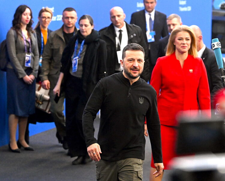 El presidente de Ucrania, Volodímir Zelenski, aseguró  que las tropas norcoreanas que luchan en el Ejército de Rusia ya han sufrido las primeras bajas en combate. (Zelenski, Hungría, Letonia) EFE/EPA/SZILARD KOSZTICSAK HUNGARY OUT