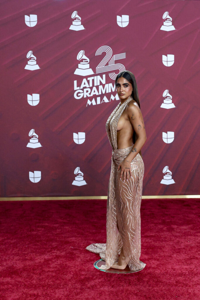 f72d6ea0017c1067f49c979e6cd250cc478b52c9w-1-683x1024 La moda conceptual y la originalidad dominan la alfombra de los Latin Grammy