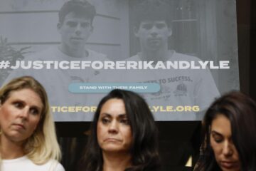 Fotografía del 16 de octubre de 2024 en donde se ven los familiares de Erik y Lyle Menendez mientras celebran una conferencia de prensa para pedir su liberación de prisión. EFE/CAROLINE BREHMAN