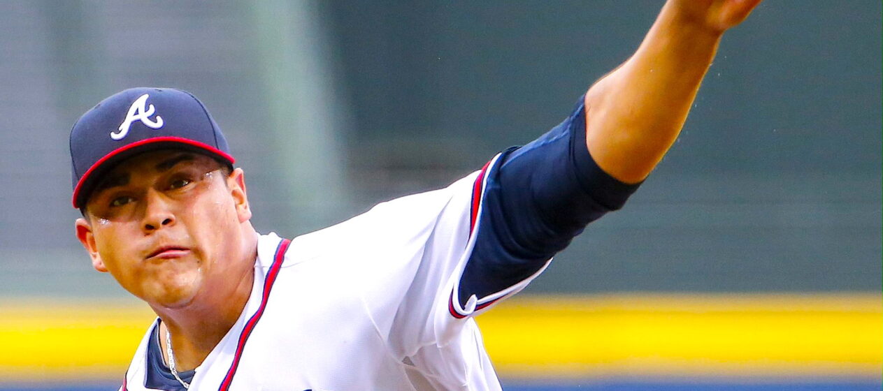 Fotografía de archivo del lanzador mexicano Manny Banuelos, exjugador de los Bravos de Atlanta, quien este sábado abrirá para la selección de su país el pulso con a de Venezuela en el torneo Premier 12. EFE/ERIK S. LESSER