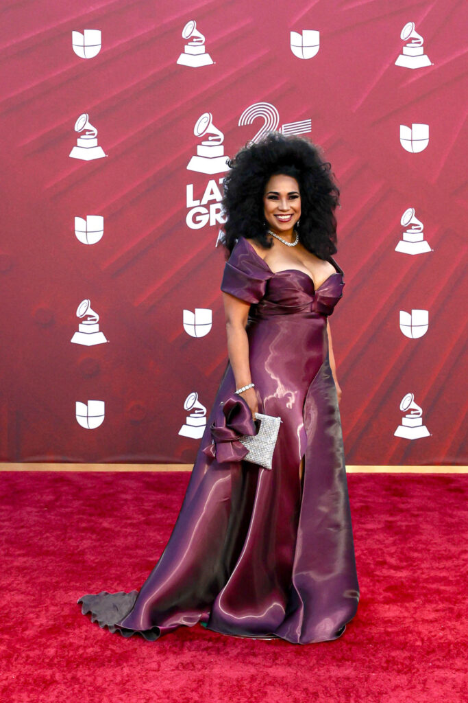 f72d6ea0017c1067f49c979e6cd250cc478b52c9w-1-683x1024 La moda conceptual y la originalidad dominan la alfombra de los Latin Grammy