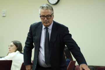 Fotografía de archivo dl actor estadounidense Alec Baldwin asistiendo a su juicio por homicidio involuntario en Santa Fe, Nuevo México. EFE//RAMSAY DE GIVE / POOL