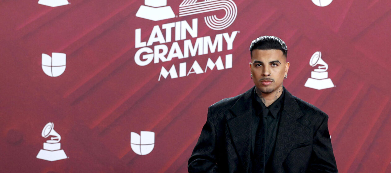 USA8974. MIAMI (ESTADOS UNIDOS), 14/11/2024.- El cantante puertorriqueño Rauw Alejandro, posa en la alfombra roja de la 25 entrega anual de los Premios Latin Grammy, este jueves, en el Kaseya Center de Miami, Florida (Estados Unidos). EFE/ Eva Marie Uzcátegui