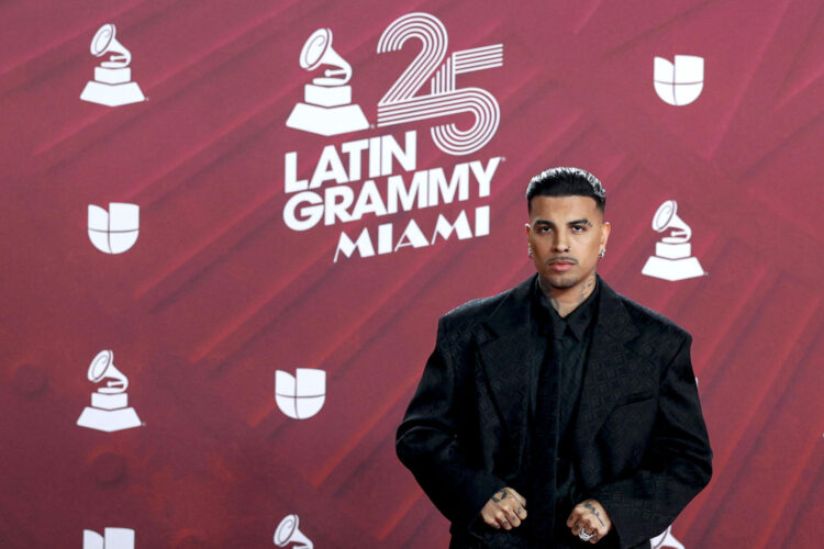 USA8974. MIAMI (ESTADOS UNIDOS), 14/11/2024.- El cantante puertorriqueño Rauw Alejandro, posa en la alfombra roja de la 25 entrega anual de los Premios Latin Grammy, este jueves, en el Kaseya Center de Miami, Florida (Estados Unidos). EFE/ Eva Marie Uzcátegui