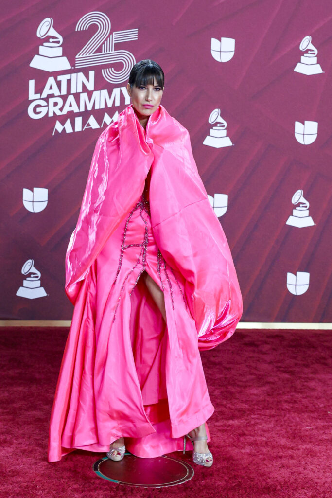 f72d6ea0017c1067f49c979e6cd250cc478b52c9w-1-683x1024 La moda conceptual y la originalidad dominan la alfombra de los Latin Grammy