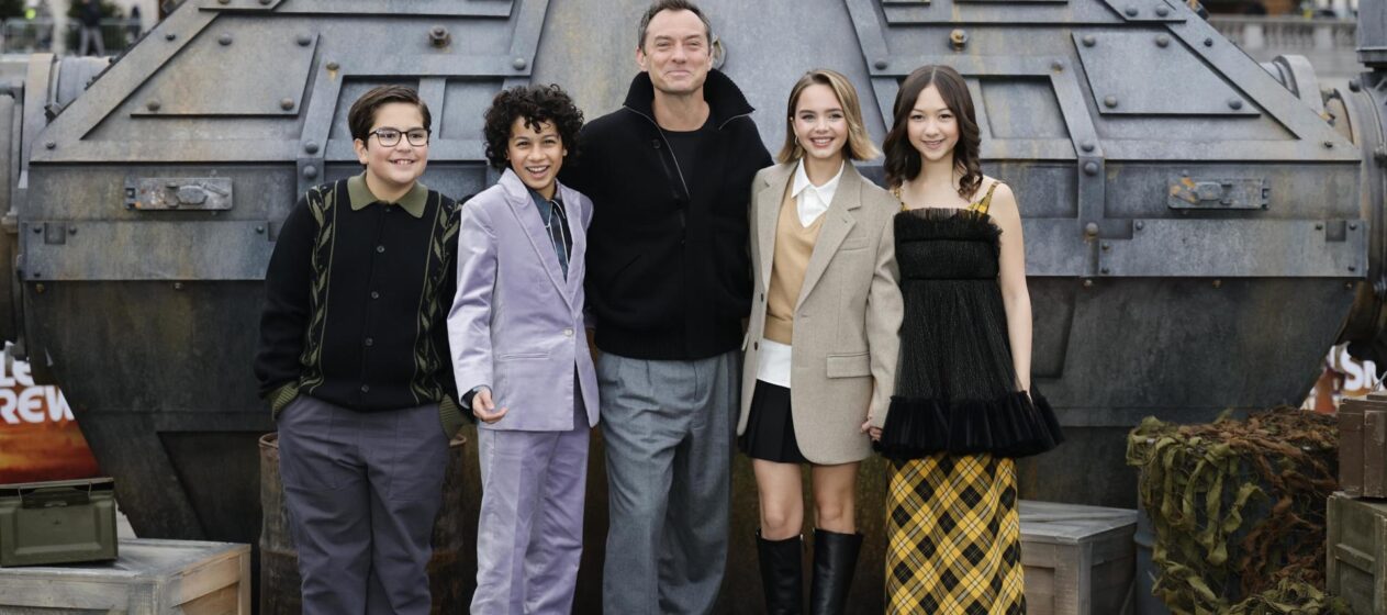 London (United Kingdom), 21/11/2024.- (L-R) Cast members Robert Timothy Smith, Ravi Cabot-Conyers, Jude Law, Ryan Kiera Armstrong and Kyriana Kratter pose during a photocall for 'Star Wars: Skeleton Crew' at Trafalgar Square in London, Britain, 21 November 2024. Star Wars: Skeleton Crew TV series will be released on Disney + on 03 December 2024. (Reino Unido, Londres) EFE/EPA/TOLGA AKMEN