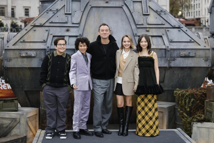 London (United Kingdom), 21/11/2024.- (L-R) Cast members Robert Timothy Smith, Ravi Cabot-Conyers, Jude Law, Ryan Kiera Armstrong and Kyriana Kratter pose during a photocall for 'Star Wars: Skeleton Crew' at Trafalgar Square in London, Britain, 21 November 2024. Star Wars: Skeleton Crew TV series will be released on Disney + on 03 December 2024. (Reino Unido, Londres) EFE/EPA/TOLGA AKMEN