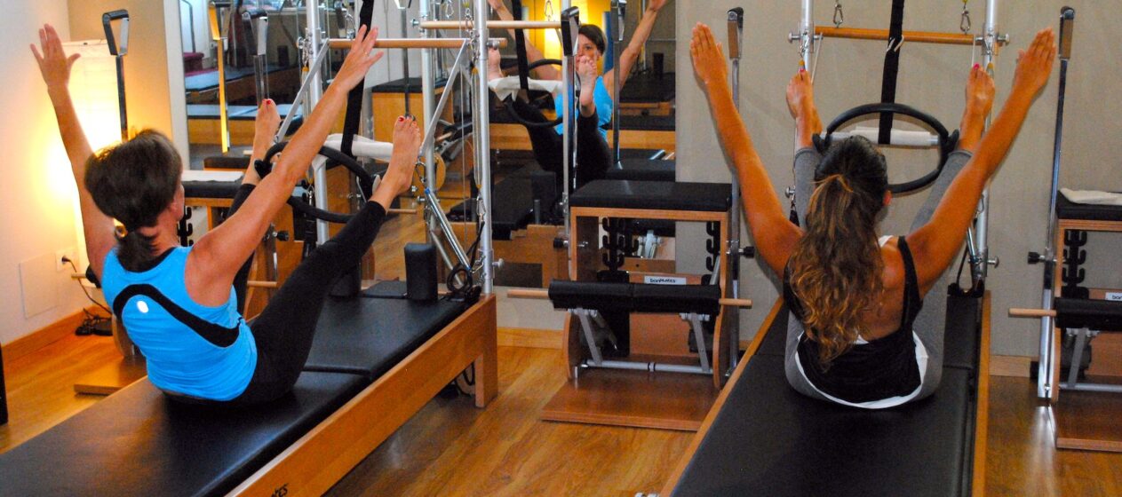 Entrenando en una clase de Pilates Máquina con un Reformer. PilatesBMTorrelodones.