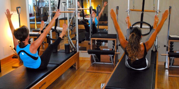 Entrenando en una clase de Pilates Máquina con un Reformer. PilatesBMTorrelodones.