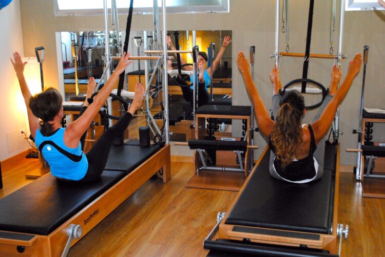 Entrenando en una clase de Pilates Máquina con un Reformer. PilatesBMTorrelodones.