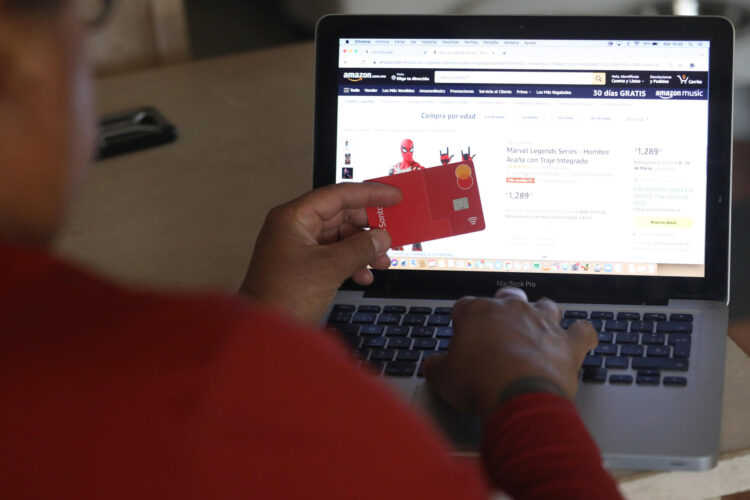 Fotografía del 18 de enero de 2024, de una persona realizando una compra por internet con una tarjeta bancaria, en Ciudad de México (México).  EFE/ Sáshenka Gutiérrez ARCHIVO