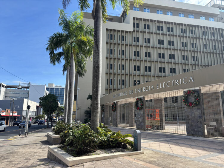 AME8062. SAN JUAN (PUERTO RICO), 31/12/2024.- Fotografía del edificio de LUMA Energy, compañía electrica de Puerto Rico, este martes en San Juan (Puerto Rico). Una avería causó un apagón masivo en vísperas del Año Nuevo en Puerto Rico y no se espera el restablecimiento completo del servicio eléctrico hasta mañana o el jueves, lo que ha aumentado la frustración ciudadana. EFE/ Esther Alaejos