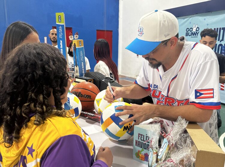 USA9847. AGUAS BUENAS (PUERTO RICO), 17/12/2024.- Fotografía cedida por la Fundación Good Bunny del cantante puertorriqueño Bad Bunny durante una entrega de regalos, este martes durante el evento 'Bonita tradición', en el municipio de Aguas Buenas (Puerto Rico). La fundación inició la entrega de artículos e instrumentos de música, deporte y pintura a miles de niños y jóvenes en varios eventos que se llevarán a cabo esta semana en Puerto Rico, en el marco de las celebraciones de Navidad. EFE/ Fundación Good Bunny