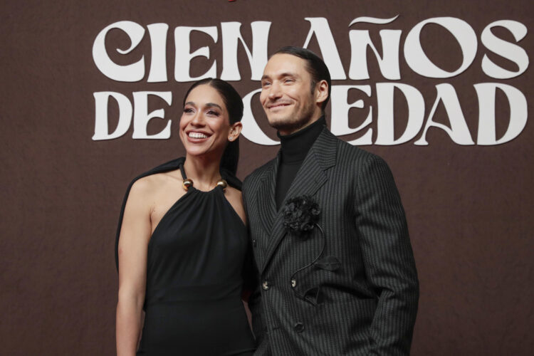 BOG400 BOGOTÁ (COLOMBIA), 10/12/2024.- El actor colombiano Claudio Cataño (d) posa junto a su novia, la actriz María del Rosario Barreto (i) en la alfombra roja durante la presentación de la serie de Netflix 'Cien años de soledad', este lunes en Bogotá (Colombia). La novela 'Cien años de soledad' está llena de personajes entrañables, como José Arcadio Buendía, Úrsula Iguarán, el coronel Aureliano Buendía o el gitano Melquiades que, para los actores que los representan en la serie de Netflix que se estrena mundialmente este miércoles, es "un privilegio" encarnar. EFE/ Carlos Ortega