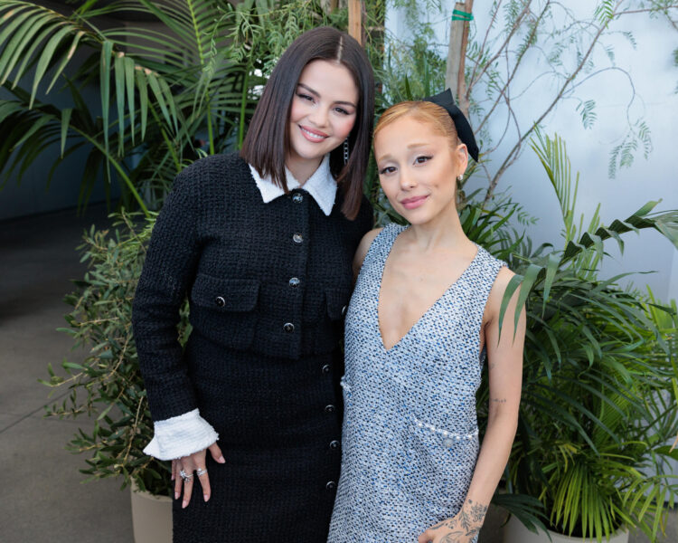 AME4694. LOS ÁNGELES (ESTADOS UNIDOS), 10/12/2024.- Fotografía cedida por Trevor Totaro de Selena Gómez (i) y Ariana Grande durante el Academy Women's Luncheon (Almuerzo de mujeres de la Academia) organizado por la Academia de Artes y Ciencias Cinematográficas este martes, en el Museo de la Academia de Hollywood en Los Ángeles (EEUU). Grande y Gómez fueron parte del selecto grupo de actrices, directoras, productoras y guionistas que se reunieron en el Academy Women's Luncheon (Almuerzo de mujeres de la Academia) que celebra la Beca de Oro que la Academia de Hollywood otorga a cineastas emergentes EFE/ Trevor Totaro