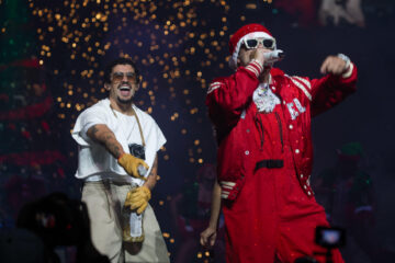 SAN JUAN (PUERTO RICO), 22/12/2024.- Jowell y Bad Bunny (i) durante el concierto en su gira 3 D, en el Coliseo Jose Miguel Agrelot de San Juan de Puerto Rico, anoche. EFE/Thais Llorca