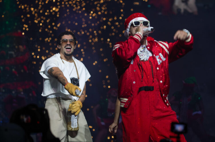 SAN JUAN (PUERTO RICO), 22/12/2024.- Jowell y Bad Bunny (i) durante el concierto en su gira 3 D, en el Coliseo Jose Miguel Agrelot de San Juan de Puerto Rico, anoche. EFE/Thais Llorca