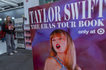 AME1941. NUEVA YORK (ESTADOS UNIDOS), 29/11/2024.- Una mujer sostiene una copia del libro 'The Eras Tour Book' de la cantante estadoundiense Taylor Swift este viernes, en Nueva York (Estados Unidos). 'The Eras Tour Book', hace un recorrido por la última gira de la cantante a través de más de 500 fotografías, salió a la venta en la cadena de tiendas Target de Estados Unidos por un precio de 39,99 dólares. EFE/ Ángel Colmenares