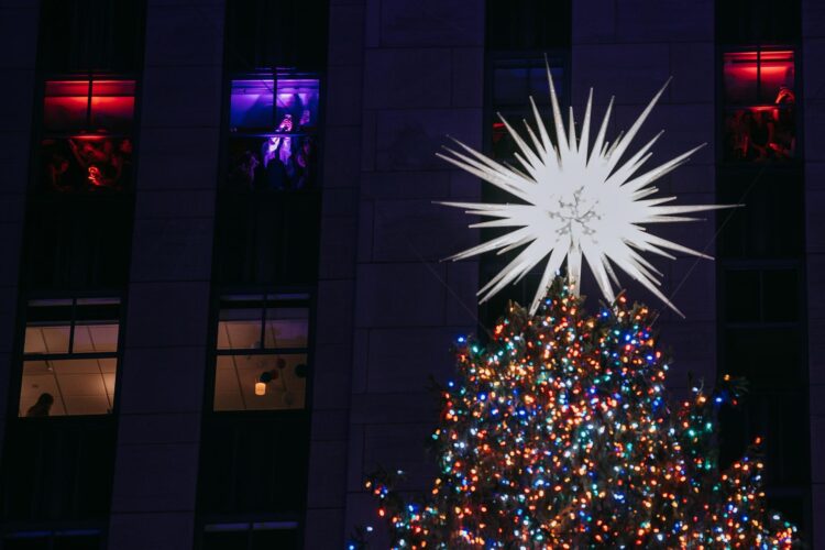 -FOTODELDIA- Nueva York (Estados Unidos), 05/12/2024.- Varias personas de fiesta en una casa observan el encendido del árbol de Navidad de Rockefeller Plaza en Nueva York, Estados Unidos. EFE/ Olga Fedorova