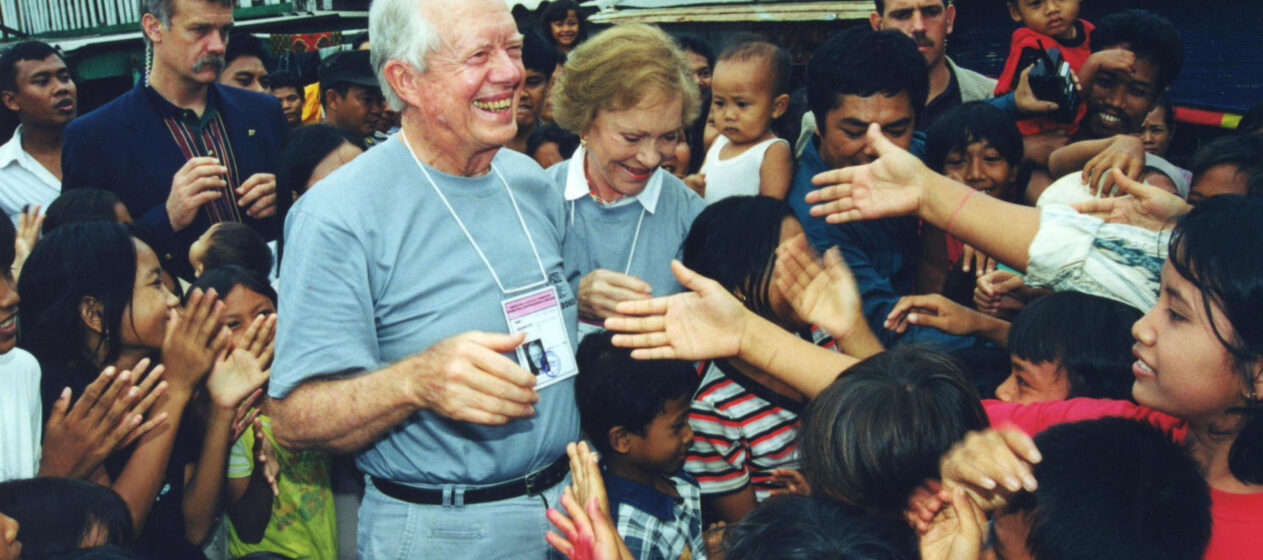 AME7837. BOGOTÁ (COLOMBIA), 29/12/2024.- Fotografía cedida por la Fundación Carter del expresidente Jimmy Carter (i) junto a su esposa Rosalynn Carter, saludando a niños durante las elecciones indonesias en 1999. El expresidente de Estados Unidos Carter, electo en 1976 y ganador del Premio Nobel de la Paz en 2002, murió este domingo a los 100 años en su hogar de Plains, Georgia, rodeado de su familia, confirmó el Centro Carter en un comunicado. EFE/ Fundación Carter