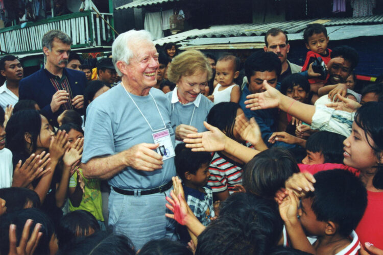 AME7837. BOGOTÁ (COLOMBIA), 29/12/2024.- Fotografía cedida por la Fundación Carter del expresidente Jimmy Carter (i) junto a su esposa Rosalynn Carter, saludando a niños durante las elecciones indonesias en 1999. El expresidente de Estados Unidos Carter, electo en 1976 y ganador del Premio Nobel de la Paz en 2002, murió este domingo a los 100 años en su hogar de Plains, Georgia, rodeado de su familia, confirmó el Centro Carter en un comunicado. EFE/ Fundación Carter