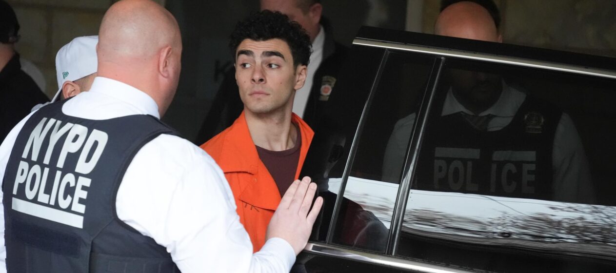 Hollidaysburg (United States), 19/12/2024.- Luigi Nicholas Mangione (R), who has been accused of killing UnitedHealthcare CEO Brian Thompson, leaves after the hearing at Blair County Court House in Hollidaysburg, Pennsylvania, USA, 19 December 2024. Mangione is expected to be extradited to New York later today to face murder charges. (Nueva York) EFE/EPA/GENE J. PUSKAR / POOL