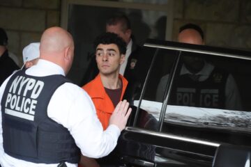 Hollidaysburg (United States), 19/12/2024.- Luigi Nicholas Mangione (R), who has been accused of killing UnitedHealthcare CEO Brian Thompson, leaves after the hearing at Blair County Court House in Hollidaysburg, Pennsylvania, USA, 19 December 2024. Mangione is expected to be extradited to New York later today to face murder charges. (Nueva York) EFE/EPA/GENE J. PUSKAR / POOL