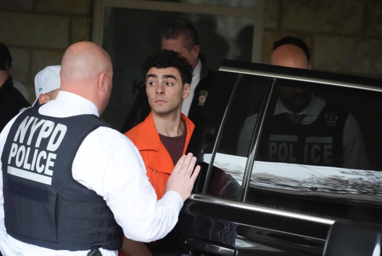 Hollidaysburg (United States), 19/12/2024.- Luigi Nicholas Mangione (R), who has been accused of killing UnitedHealthcare CEO Brian Thompson, leaves after the hearing at Blair County Court House in Hollidaysburg, Pennsylvania, USA, 19 December 2024. Mangione is expected to be extradited to New York later today to face murder charges. (Nueva York) EFE/EPA/GENE J. PUSKAR / POOL