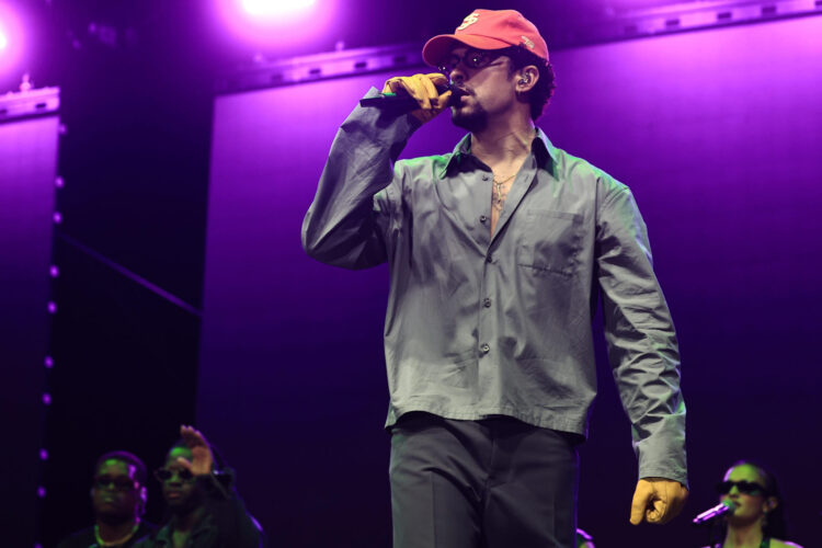 Foto del cantante puertorriqueño Bad Bunny canta durante el cierre de campaña de la alianza entre el Partido Independentista y Victoria Ciudadana, en San Juan (Puerto Rico). EFE/ Thais Llorca