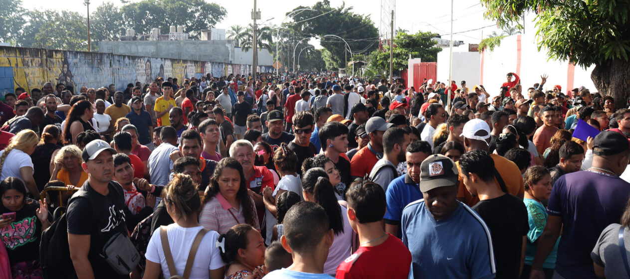 MEX8610. TAPACHULA (MÉXICO), 26/12/2024.- Migrantes hacen filas para realizar sus procesos migratorios, el 22 de diciembre de 2024 en el municipio de Tapachula en Chiapas (México). Migrantes en la frontera sur de México piden apoyo a la presidenta, Claudia Sheinbaum, para que los deporte porque prefieren retornar a sus países antes que quedarse en territorio mexicano ante las restricciones que se avecinan con el mandatario electo de Estados Unidos, Donald Trump. EFE/ Juan Manuel Blanco