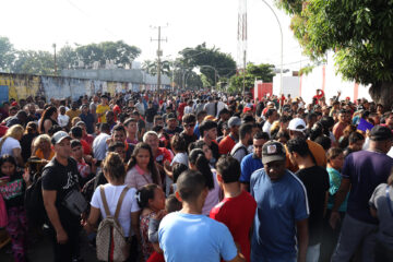 MEX8610. TAPACHULA (MÉXICO), 26/12/2024.- Migrantes hacen filas para realizar sus procesos migratorios, el 22 de diciembre de 2024 en el municipio de Tapachula en Chiapas (México). Migrantes en la frontera sur de México piden apoyo a la presidenta, Claudia Sheinbaum, para que los deporte porque prefieren retornar a sus países antes que quedarse en territorio mexicano ante las restricciones que se avecinan con el mandatario electo de Estados Unidos, Donald Trump. EFE/ Juan Manuel Blanco