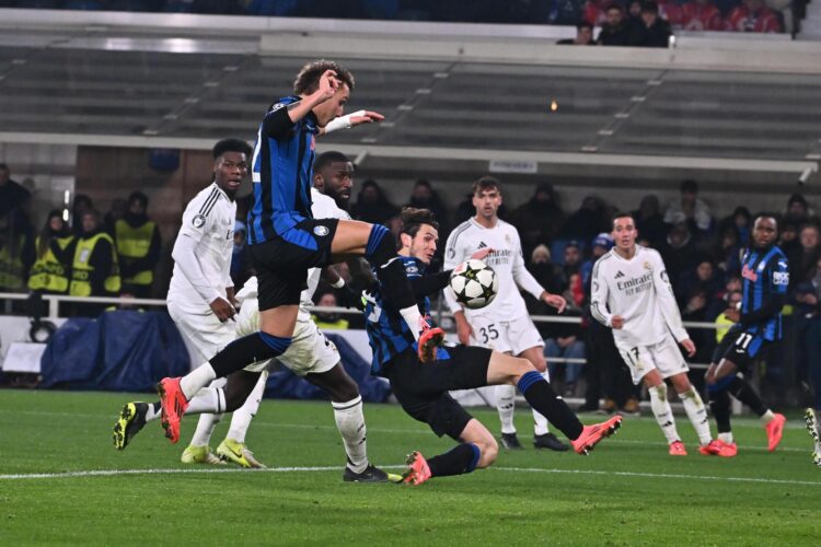 Bergamo (Italy), 10/12/2024.- Atalanta's Mateo Retegui in action during the UEFA Champions League soccer match between Atalanta BC and Real Madrid, in Bergamo, Italy, 10 December 2024. (Liga de Campeones, Italia) EFE/EPA/MICHELE MARAVIGLIA