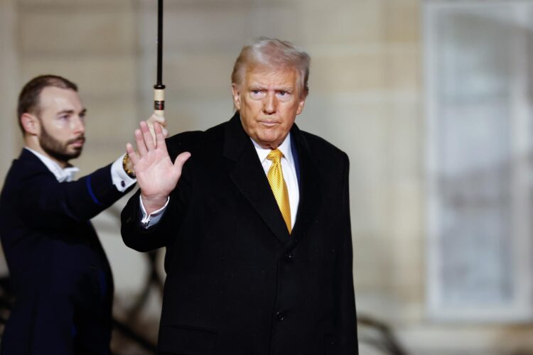 EA6517. BOGOTÁ (COLOMBIA), 12/12/2024.- El presidente electo de Estados Unidos, Donald Trump, saluda este sábado a su salida del Palacio del Elíseo en París (Francia). Trump, fue elegido Persona del Año 2024 por la revista Time, "por organizar un regreso de proporciones históricas, impulsar un realineamiento político único en una generación y remodelar la presidencia estadounidense". EFE/EPA/Mohammed Badra