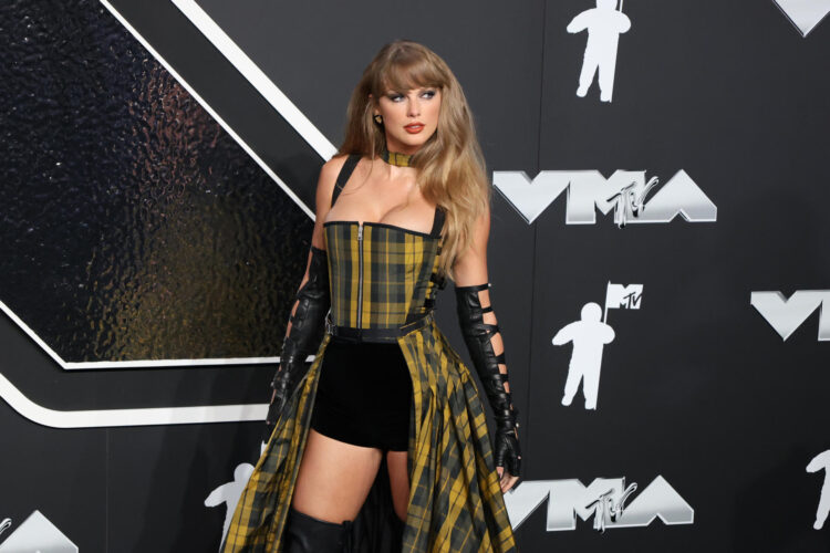 AME8505. NUEVA YORK (ESTADOS UNIDOS), 11/09/2024.- La cantante Taylor Swift posa durante la alfombra roja de los MTV Video Music Awards 2024, en el UBS Arena este miércoles, en Nueva York (Estados Unidos). EFE/ Octavio Guzmán