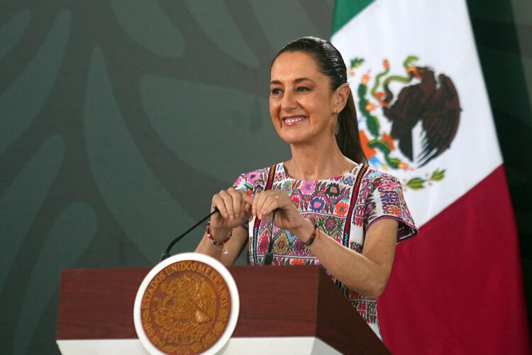 MEX009. ACAPULCO (MÉXICO), 17/01/2025.- La presidenta de México, Claudia Sheinbaum, habla durante su rueda de prensa diaria este viernes, en Acapulco, estado de Guerrero (México). Sheinbaum anunció un decreto de incentivos fiscales para atraer la inversión extranjera y estimular el fenómeno de la relocalización de empresas extranjeras o nearshoring ante las amenazas proteccionistas de Donald Trump en Estados Unidos. EFE/ David Guzmán.