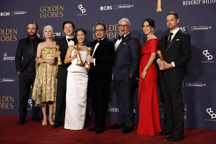 Beverly Hills (United States), 05/01/2025.- Cast of "Shogun" (L-R), Cosmo Jarvis, Michaela Clavell, 'Best Performance by a Male Actor in a Supporting Role on Television' winner Tadanobu Asano, 'Best Actress in a TV Drama series' winner Anna Sawai, 'Best Actor in a TV Drama series' winner Hiroyuki Sanada, producer Edward L. McDonnell, and series creators Rachel Kondo and Justin Marks pose during the 82nd annual Golden Globe Awards ceremony in Beverly Hills, California, USA, 05 January 2025. Artists in various film and television categories are awarded Golden Globes by the Hollywood Foreign Press Association. EFE/EPA/CAROLINE BREHMAN