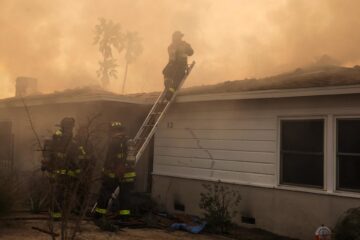 Fotografía de ayer que muestra a bomberos mientras luchan contra un incendio en Altadena, California (EE.UU.). EFE/EPA/ALLISON DINNER