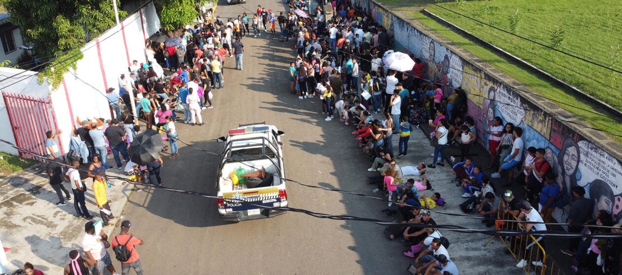 MEX787. TAPACHULA (MÉXICO), 24/01/2025.- Migrantes hacen fila en una estación migratoria este viernes, en el municipio de Tapachul, en el estado de Chiapas (México). Los estados de la frontera sur de México se convirtieron en 2024 en la zona con mayor percepción de inseguridad del país ante la disputa de los cárteles por el tráfico de drogas y de personas, lo que podría agravarse por los migrantes que queden varados ante las nuevas restricciones en Estados Unidos. EFE/ Juan Manuel Blanco