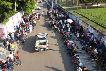 MEX787. TAPACHULA (MÉXICO), 24/01/2025.- Migrantes hacen fila en una estación migratoria este viernes, en el municipio de Tapachul, en el estado de Chiapas (México). Los estados de la frontera sur de México se convirtieron en 2024 en la zona con mayor percepción de inseguridad del país ante la disputa de los cárteles por el tráfico de drogas y de personas, lo que podría agravarse por los migrantes que queden varados ante las nuevas restricciones en Estados Unidos. EFE/ Juan Manuel Blanco