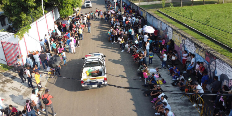 MEX787. TAPACHULA (MÉXICO), 24/01/2025.- Migrantes hacen fila en una estación migratoria este viernes, en el municipio de Tapachul, en el estado de Chiapas (México). Los estados de la frontera sur de México se convirtieron en 2024 en la zona con mayor percepción de inseguridad del país ante la disputa de los cárteles por el tráfico de drogas y de personas, lo que podría agravarse por los migrantes que queden varados ante las nuevas restricciones en Estados Unidos. EFE/ Juan Manuel Blanco